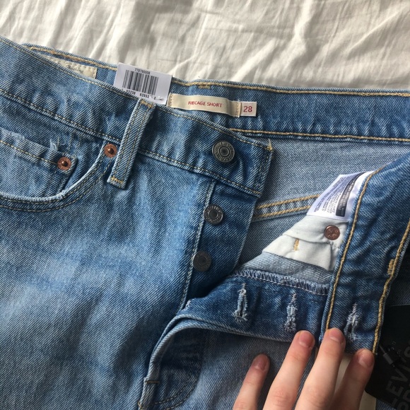 Levi’s Ribcage Shorts - Picture 3 of 3